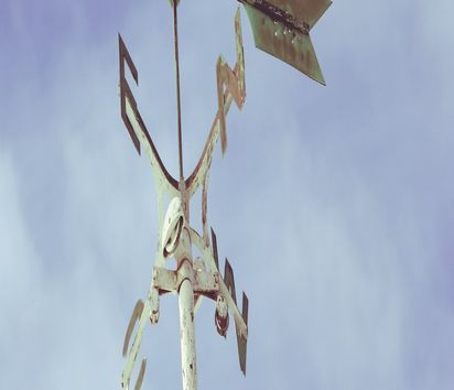 Windrose vor bewölktem Himmel