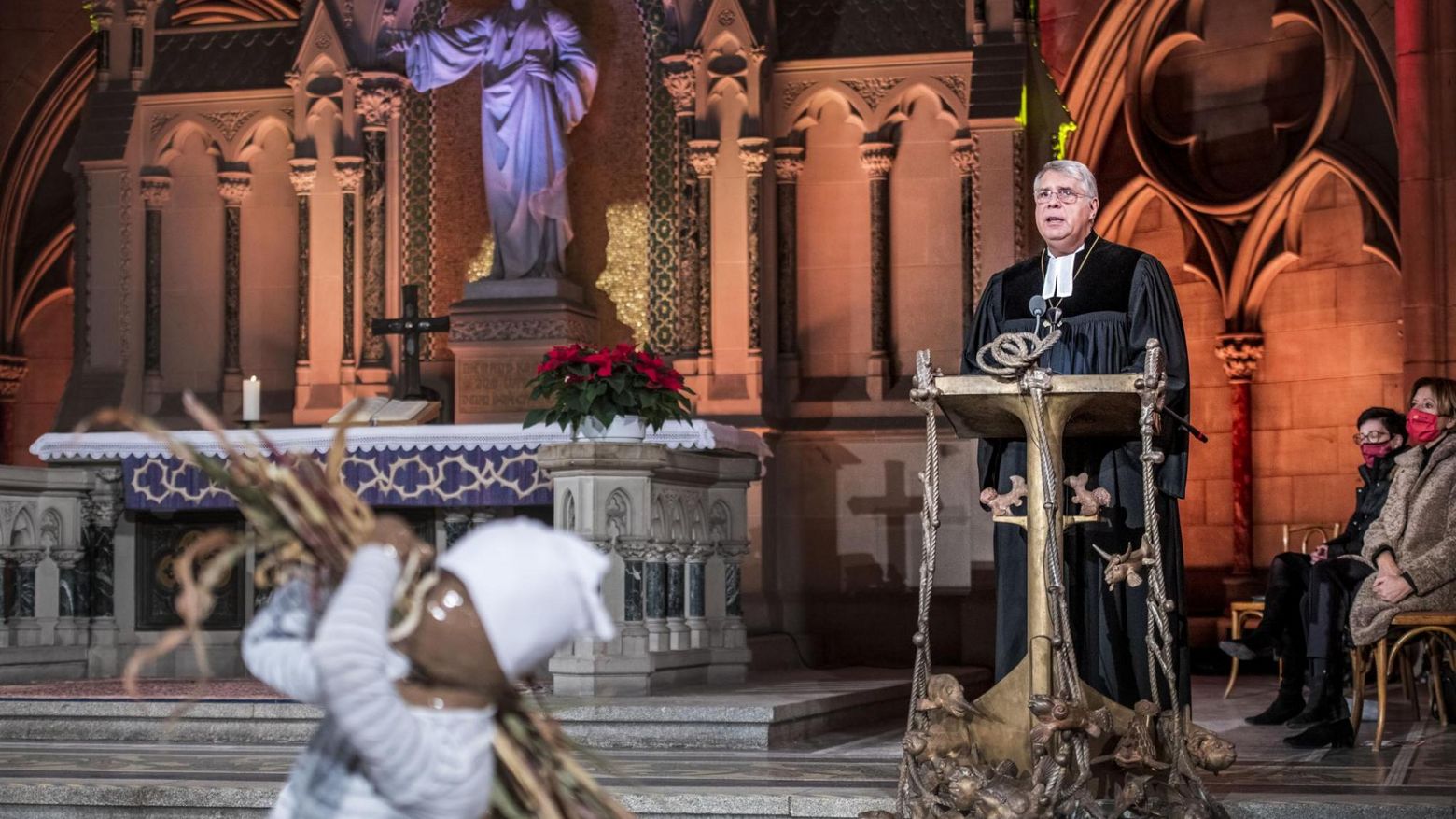 Pfarrer in der Kirche spricht zur Gemeinde