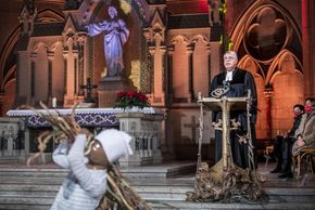 Pfarrer in der Kirche spricht zur Gemeinde