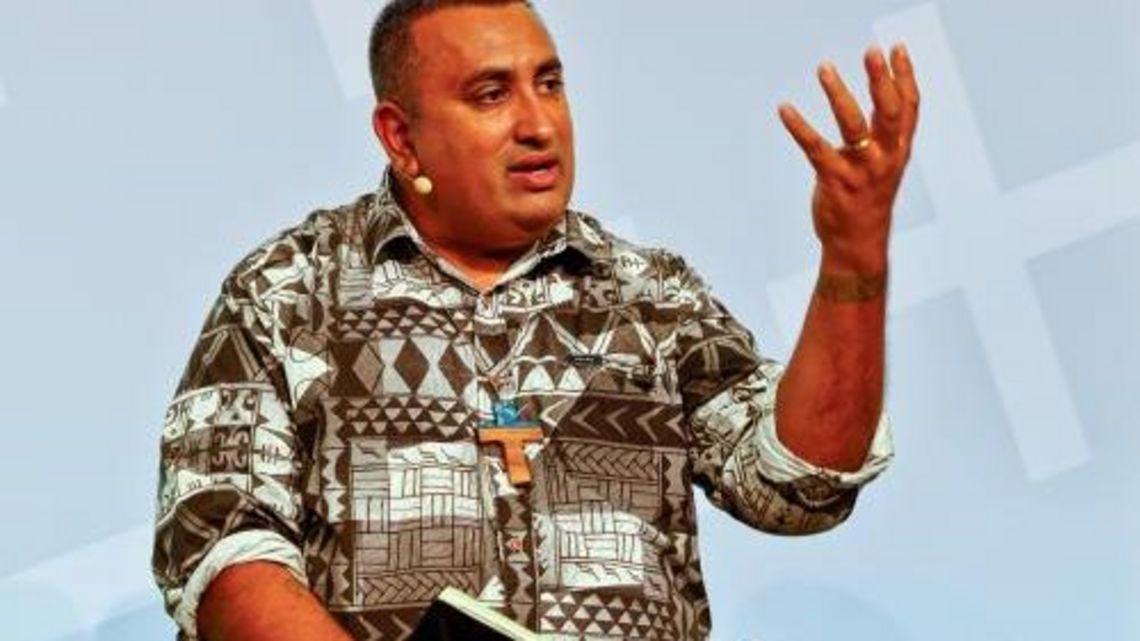 James Bhagwan bei einer Podiumsdiskussion