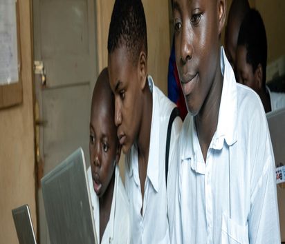 In der Informatik-Klasse in der DR Kongo übt die Schülerin Bien Aimé Ambire Namegabe ihre ersten Schritte am Laptop.