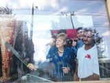 Angela Merkel am Dönerstand während des Staatsbesuchs