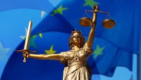 Justizia vor der EU-Flage