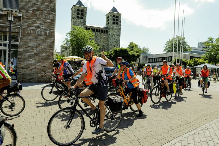 19. Juni 2019. Fahradtour von Unna (Rathaus) nach Dortmund (Zentrum Kinder) beim evangelischen Kirchentag 2019 in der Westfalenhalle in Dortmund. Mitfahrer sindBürgermeister Unna Walter Kolter, Moderator Hans Kuhn, Ex- Präses Alfred Buß, Superintendent Hans BeckerHeinrich Bedford-StrohmParacycler Hans-Peter Durst (Spezialrad-Paracycling, Michel StahlOB Dortmund Ulrich Sierau