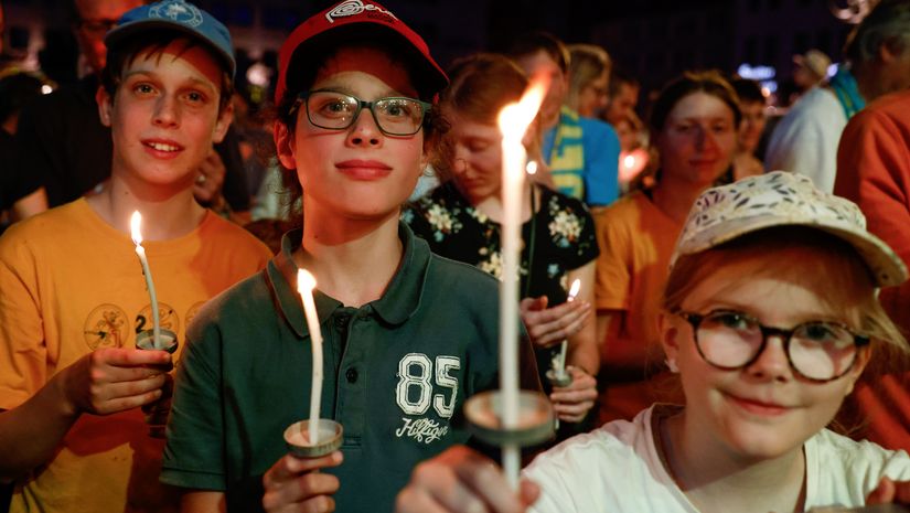 Kinder mir Kerzen in den Händen im Publikum vom Open-Air