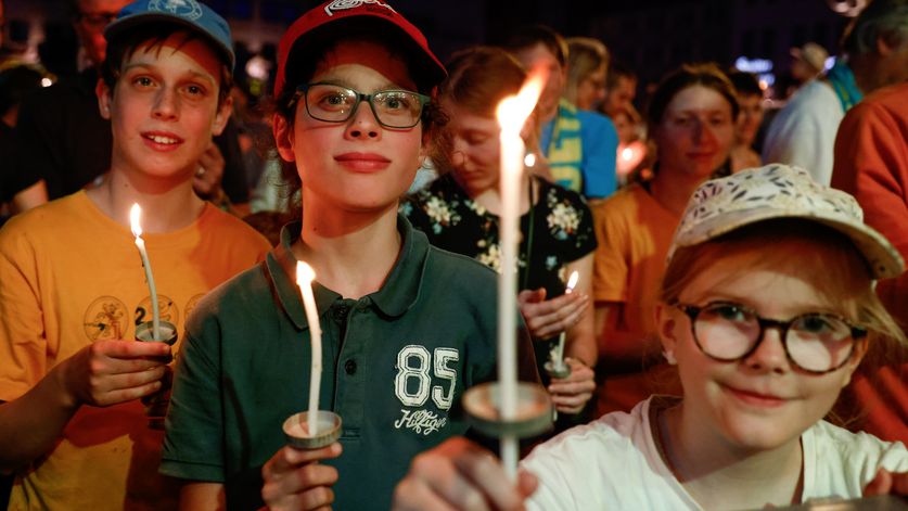 Publikum beim Auftritt der A capella Band "Füenf" beim „Brot für die Welt“ Konzert auf dem Kirchentag 2023 auf dem Hauptmarkt in Nürnberg.