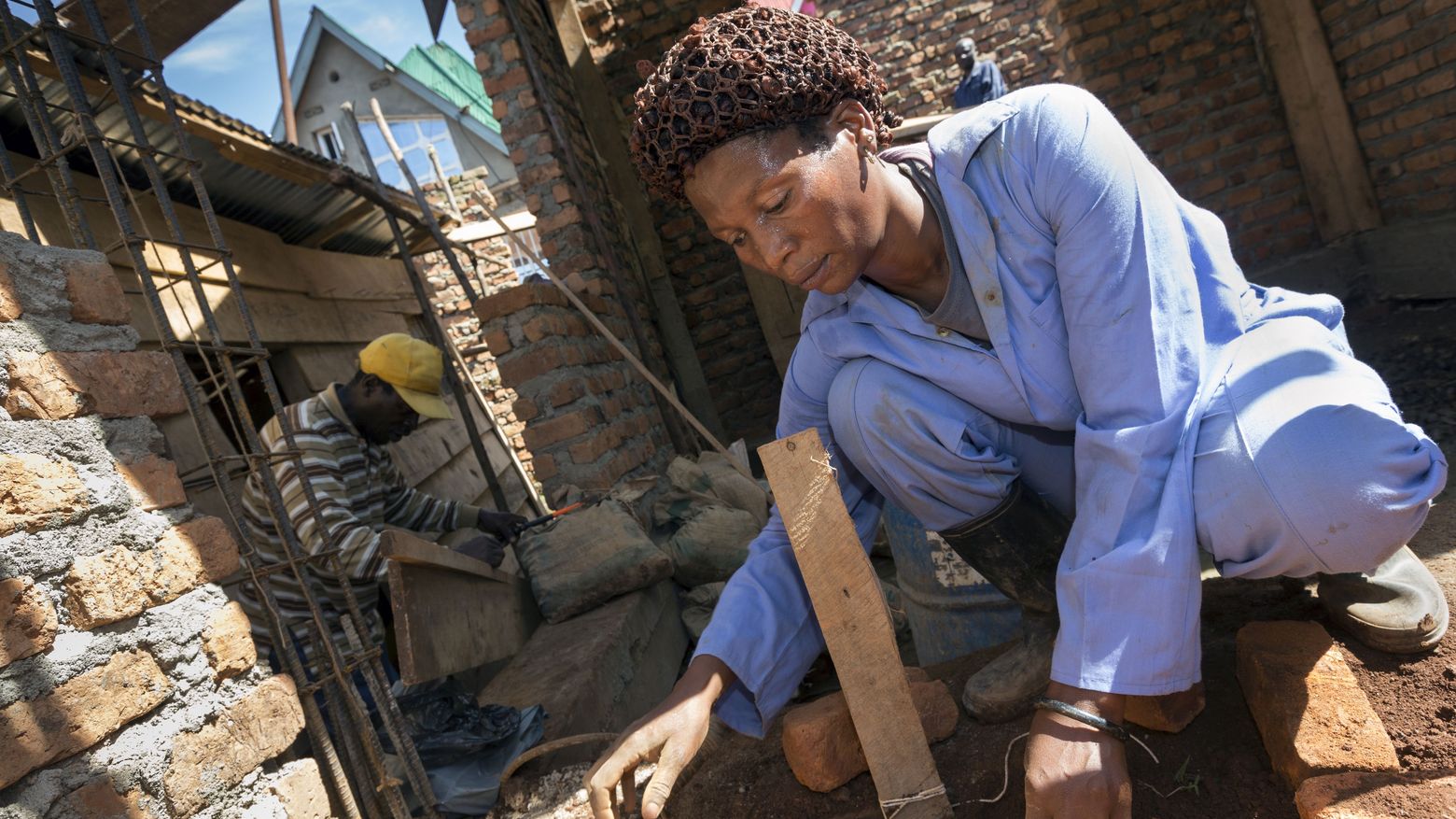 Die Mauerin Esthere Matutina machte im Ausbildungszentrum CAPA in der Demokratischen Republik Kongo eine Maurerlehre. Seither arbeitet sie erfolgreich als Maurerin im Wohnungsbau.