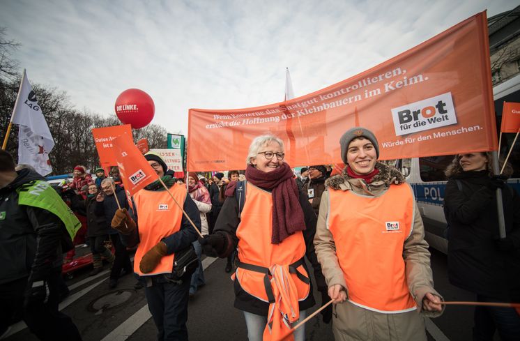 Demo Wir haben es satt "Wir haben es satt"- Demonstranten vor einem Brot für die Welt Banner