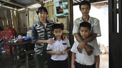 Duong Thanh Phong mit seiner Frau und den beiden Kindern in ihrem Haus