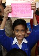 Im Stadtviertell Dakshinpuri in der indischen Hauptstadt New Delhi, betreibt Ankur unter anderem einen Schreibclub für kleinere Kinder. saurab singh nimmt an diesem Projekt teil und hat schon einen Text in einerZeitung veröffentlicht. Ankur Schreibclub