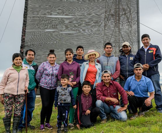 Familienfoto mit ACLO Mitarbeitern vor dem Nebelfänger