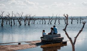 Ruinen im Überflutungsgebiet: Heutzutage kommen wieder Touristen nach Epecuén. Sie interessieren sich allerdings weniger für den Badesee - sondern für die surrealen Überbleibsel eines Ferienorts, in dem Mitte der achtziger Jahre die Zeit stehenblieb. Epecuén, Buenos Aires, Argentinien. 24.03.2017. Foto Mauricio Bustamante / Visum