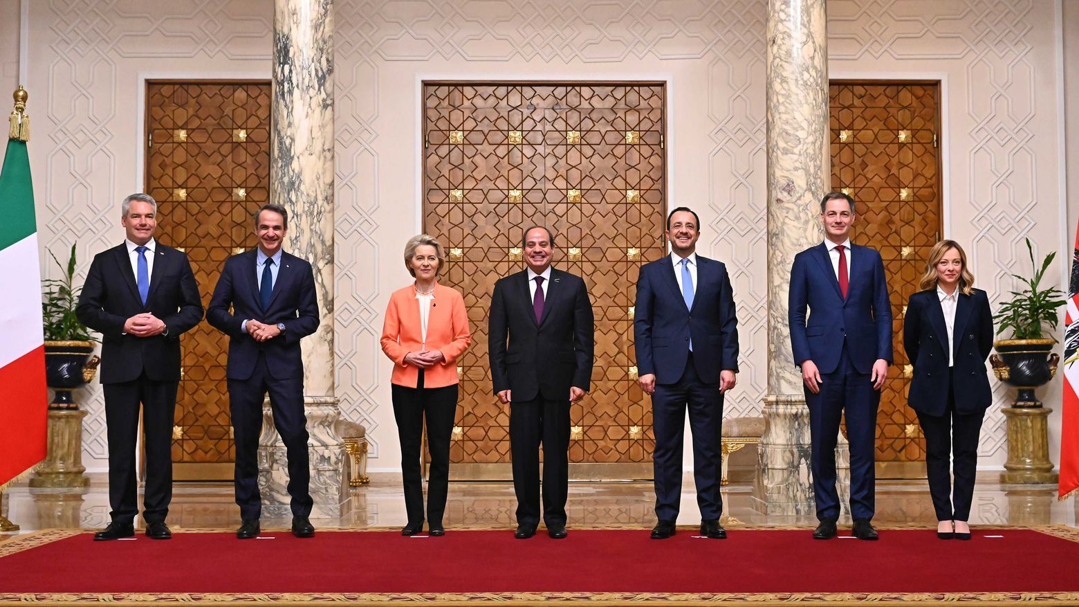 EU-Kommissionspräsidentin Von der Leyen und Ägyptens Präsident al-Sisi (Mitte) bei der Unterzeichnung einer strategischen Partnerschaft in Kairo am 17.3.2024, gemeinsam mit den Regierungschefs Österreichs (Karl Nehammer), Griechenlands (Kyriakos Mitsotakis; beide links), Zyperns (Nikos Christodoulides), Belgiens (Alexander De Croo) und Italiens (Georgia Meloni).