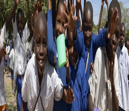 Gruppe von Schulkindern die Plastiktassen in der Hand halten 