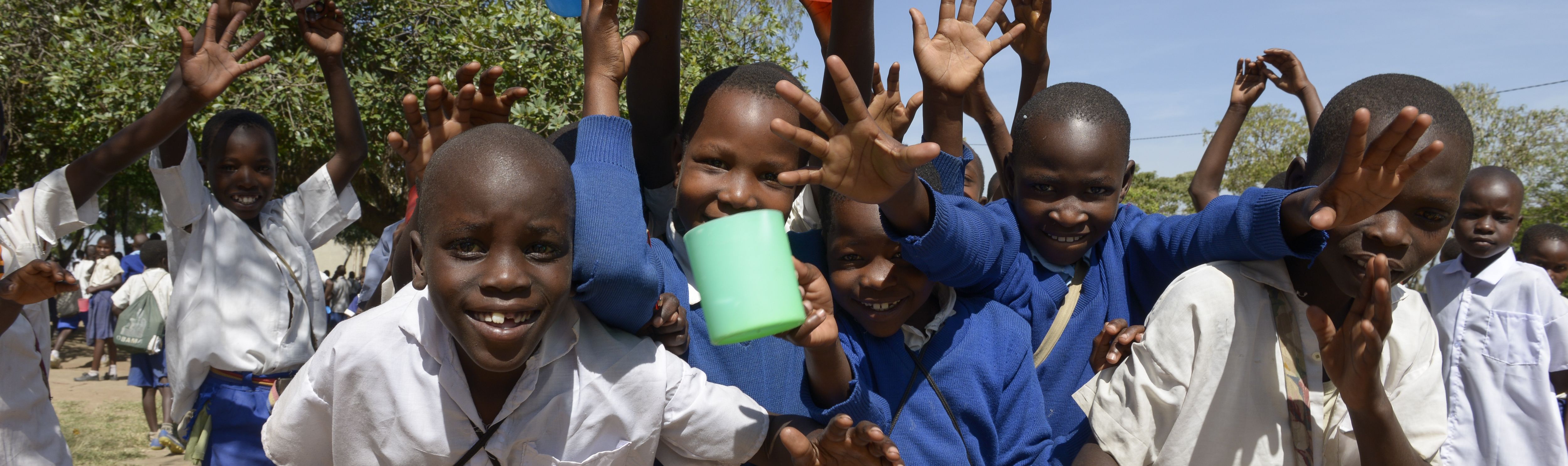 TANSANIA, Tarime Distrikt, MFEC - Mogabiri Farm Extension Centre, Dorf, Mtana, Abainano Primary School, Kinder erhalten eine von MFEC gefoerderte Schulspeisung, Porridge