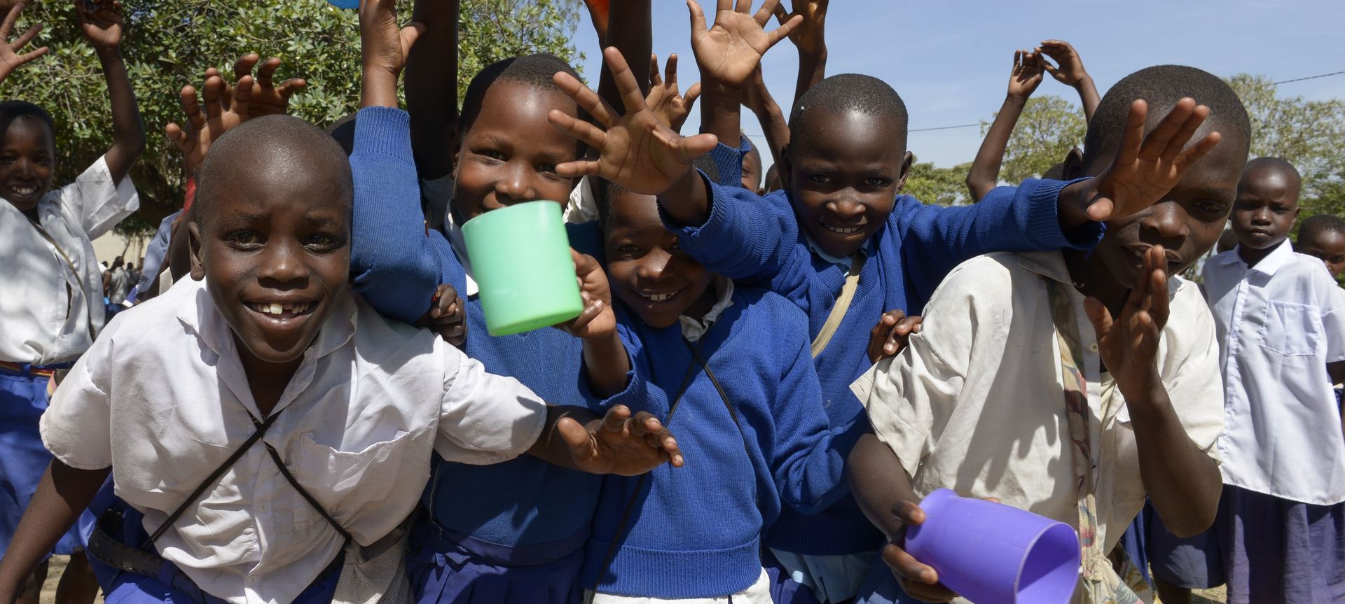 TANSANIA, Tarime Distrikt, MFEC - Mogabiri Farm Extension Centre, Dorf, Mtana, Abainano Primary School, Kinder erhalten eine von MFEC gefoerderte Schulspeisung, Porridge