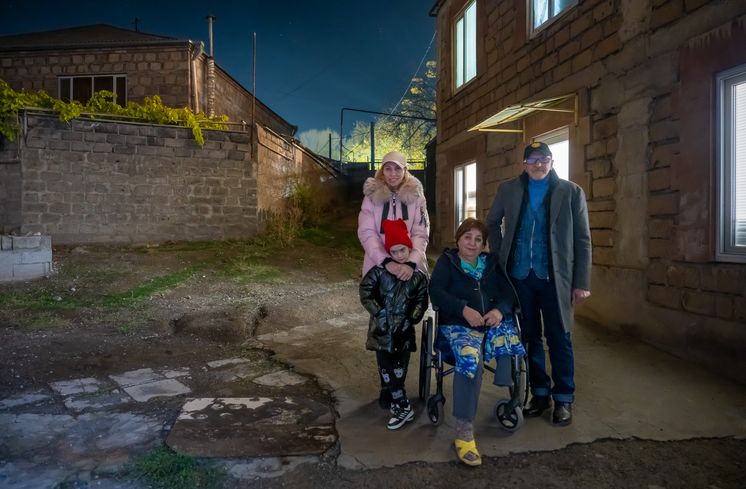 Familie Harutunyan vor ihrem neuen Zuhause