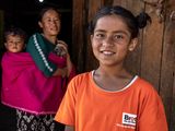 Die 10-jährige Sonim aus Khamasom/Indien profitiert von der Unterstützung von Brot für die Welt.