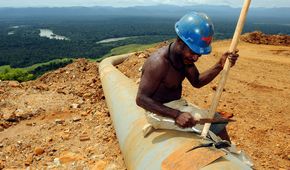 Mann repariert Pipeline