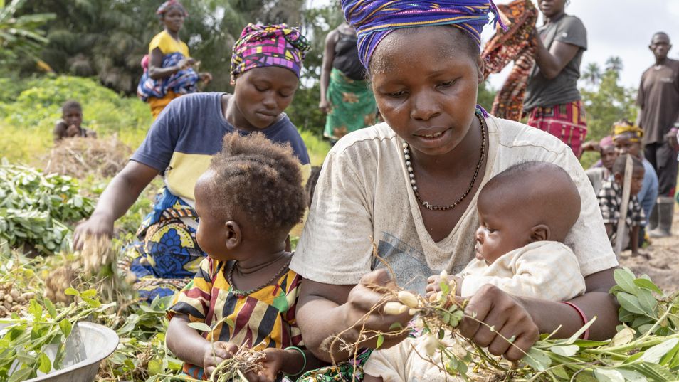 li Tochter Aminata, Sohn Ali, 2 Monate, im Arm