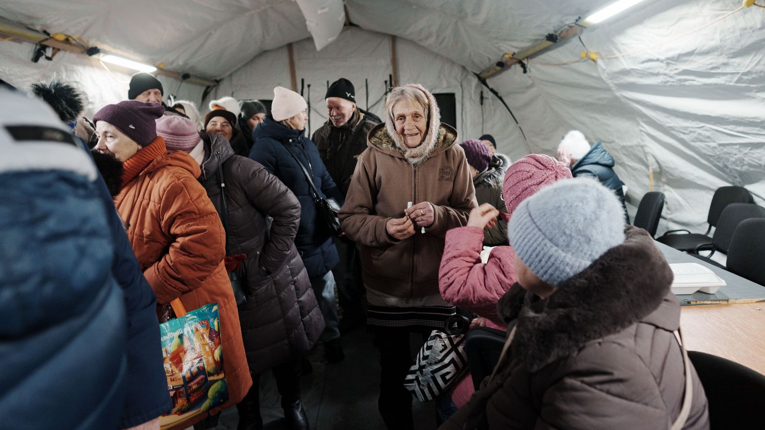 Vira Ivanivna, 75, in einem Zelt einer staatlichen humanitären Hilfsstelle
