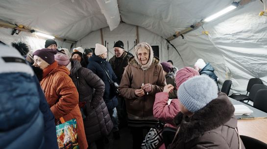 Vira Ivanivna, 75, in einem Zelt einer staatlichen humanitären Hilfsstelle