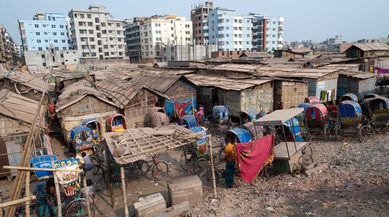 Slum in Dhaka. Unter den wirtschaftlichen Folgen der Corona-Krise leiden besonders diejenigen, die sowieso schon straucheln.