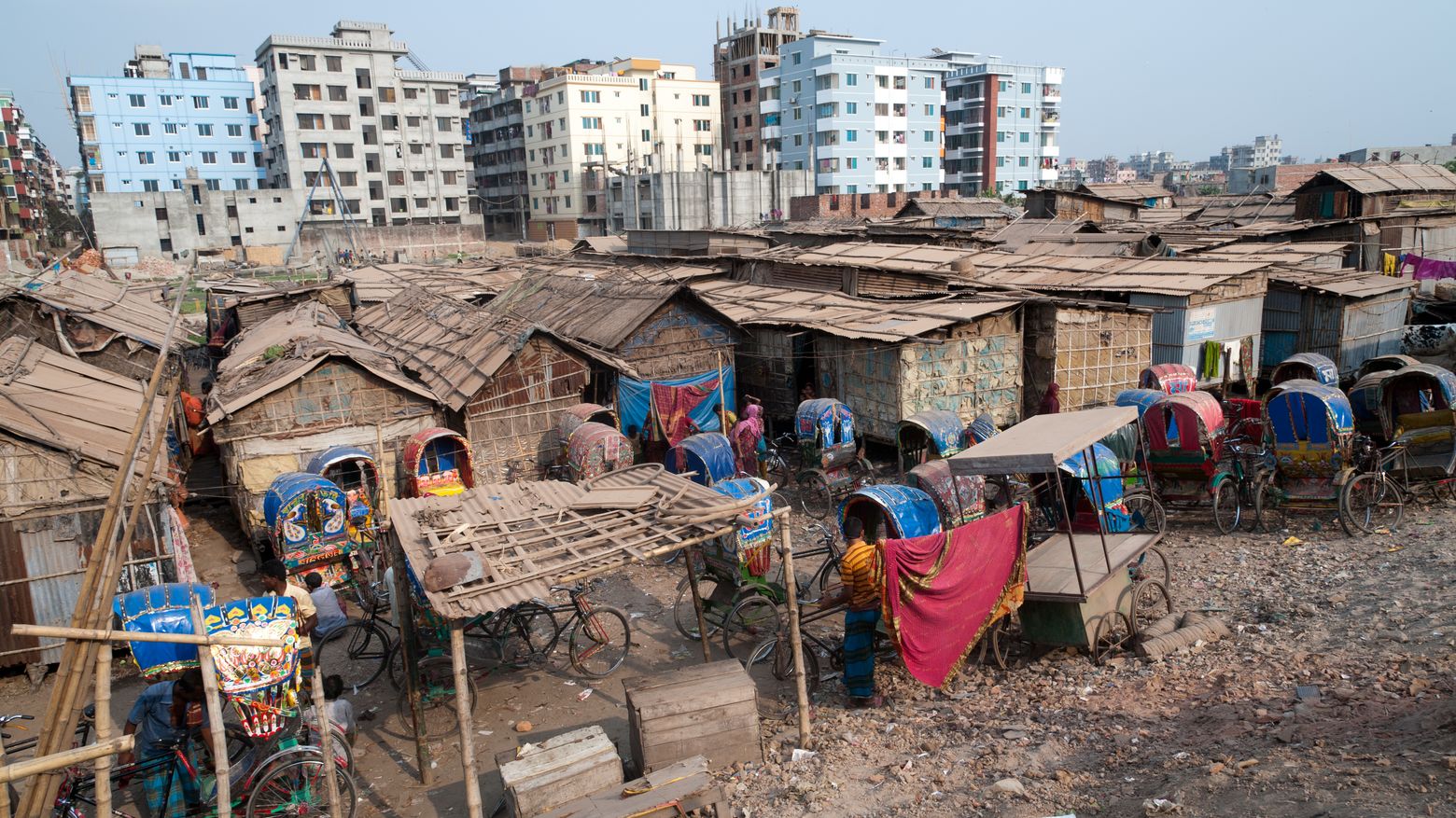 Slum in Dhaka. Unter den wirtschaftlichen Folgen der Corona-Krise leiden besonders diejenigen, die sowieso schon straucheln.