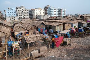 Slum in Dhaka. Unter den wirtschaftlichen Folgen der Corona-Krise leiden besonders diejenigen, die sowieso schon straucheln.