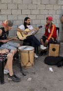 Diego Robledo, 35, Musiklehrer am Zentrum „3 de Mayo“ in Florencia Varela, Provinz Buenos Aires, Argentinien, am 13. November 2025. Partnerorganisation: FHdO