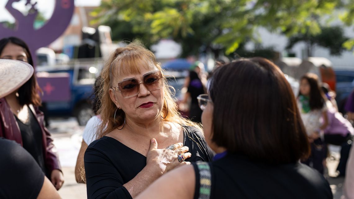 Oaxaca, Mexiko, 25.11.2025: Zoila Bengochea, 61, ist bei der Demonstration, die vom Antimonumenta bis zum Stadtzentrum führt, in erster Reihe mit dabei. Der Orange Day, ein internationaler Aktionstag zur Bekämpfung von Gewalt gegen Frauen und Mädchen, wird in Oaxaca mit einem Demozug vom bekannten "Antimonumenta" bis ins histroische Zentrum begangen.