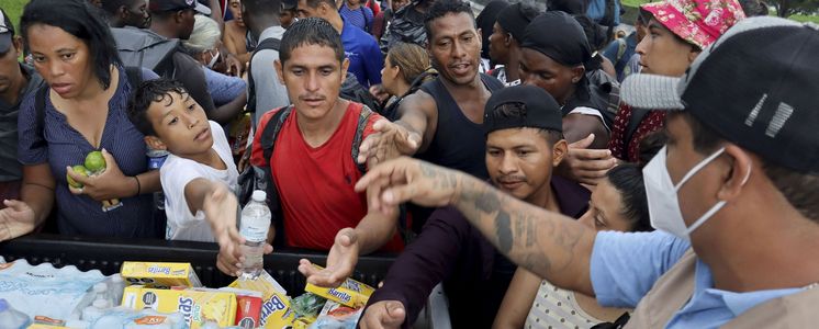 Mitglieder des Menschenrechtszentrums Fray Matias de Cordova verteilen Wasser und Müsliriegel an Migranten und Asylsuchende aus Zentralamerika und der Karibik.