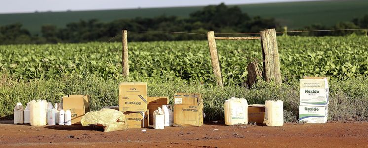 Verpackungen und Kanister vor einem grünen Feld.