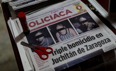 Oaxaca, Mexiko, 20.11.2025: Blick auf Zeitungsausschnitte im Büro von Consorcio, welche das tägliche Grauen der Gewalt gegen Frauen und Kinder zeigen. Die Berichterstattung über die Taten wird vom BfdW Partner Consorcio akribisch dokumentiert.