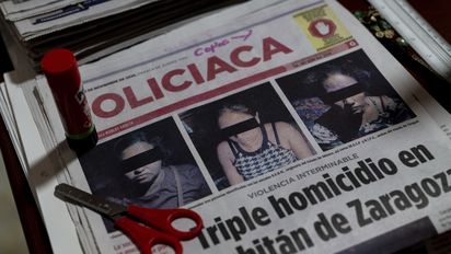 Oaxaca, Mexiko, 20.11.2025: Blick auf Zeitungsausschnitte im Büro von Consorcio, welche das tägliche Grauen der Gewalt gegen Frauen und Kinder zeigen. Die Berichterstattung über die Taten wird vom BfdW Partner Consorcio akribisch dokumentiert.