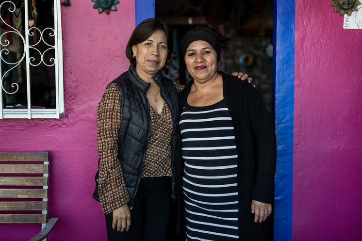 Oaxaca, Mexiko, 21.11.2025: Minerva Ramírez, 51 Jahre, - hier mit Maria de Lourdes López Velasco von Consorcio - hat nach dem Mord an ihrer Schwester Quedma bei Consorcio  gelernt,sich von Männern nicht mehr einschüchtern zu lassen.Partnerorganisation: Consorcio