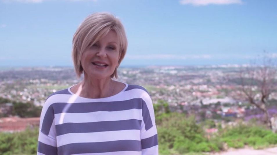 Carmen Nebel, im Hintergrund eine Stadt