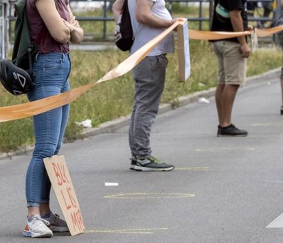 Menschenkette bei der Demonstration vom Bündnis 'Unteilbar' 