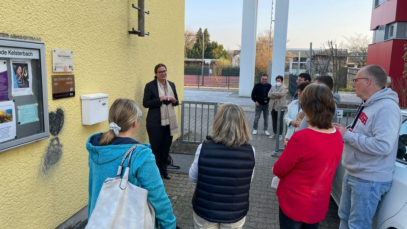 Brot für die Welt-Referentin Brigitte Molter dankt Mitgliedern der Friedensgemeine Kelsterbach  für ihr Engagement für Mensch und Natur.