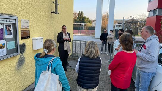 Brot für die Welt-Referentin Brigitte Molter dankt Mitgliedern der Friedensgemeine Kelsterbach  für ihr Engagement für Mensch und Natur.