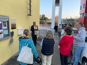 Brot für die Welt-Referentin Brigitte Molter dankt Mitgliedern der Friedensgemeine Kelsterbach  für ihr Engagement für Mensch und Natur.