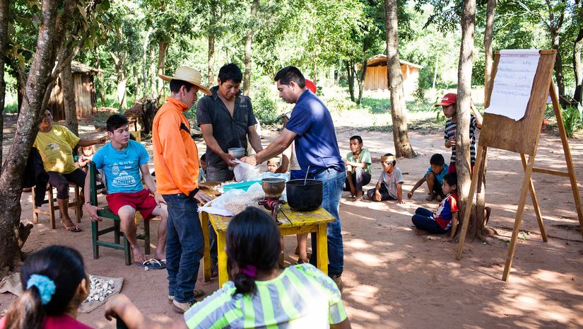 Dorfbewohner bei einem Workshop zur Herstellung von Kücken-Ftter