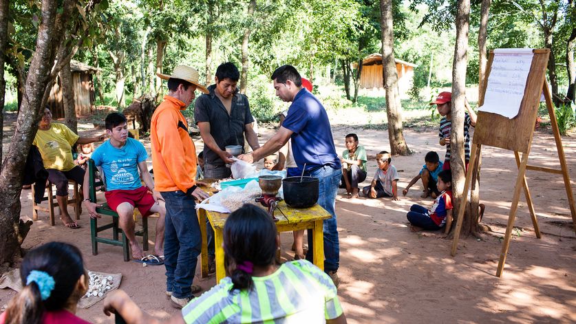 Oguasu Workshop. Hier wird den Bewohnern von Punta Pora gezeigt wie sie Federvieh aufziehen und Futter fuer Kuecken herstellen. Landwirt Herminio Lesme (36) leitet den Workshop an diesem Tag. (c) Kathrin Harms/Brot fuer die Welt
