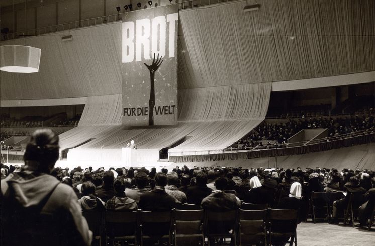Text auf Rückseite vom original Fotoabzug:Eröffnung der 3. Aktion 1961 in BerlinFoto: Fritz P. Krueger
