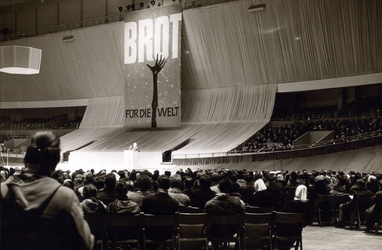 Foto: Fritz P. Krueger Text auf Rückseite vom original Fotoabzug:Eröffnung der 3. Aktion 1961 in BerlinFoto: Fritz P. Krueger
