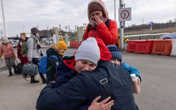 Ankunft der ukrainischen Flüchtlinge an dem polnisch-ukrainischen Grenzübergang Medyka. Hier werden die Flüchtlinge mit warmen Essen und Kleidung versorgt. Von hier aus werden sie mit Bussen in Grossstädte und Sammelunterkünfte weitergeleitet.