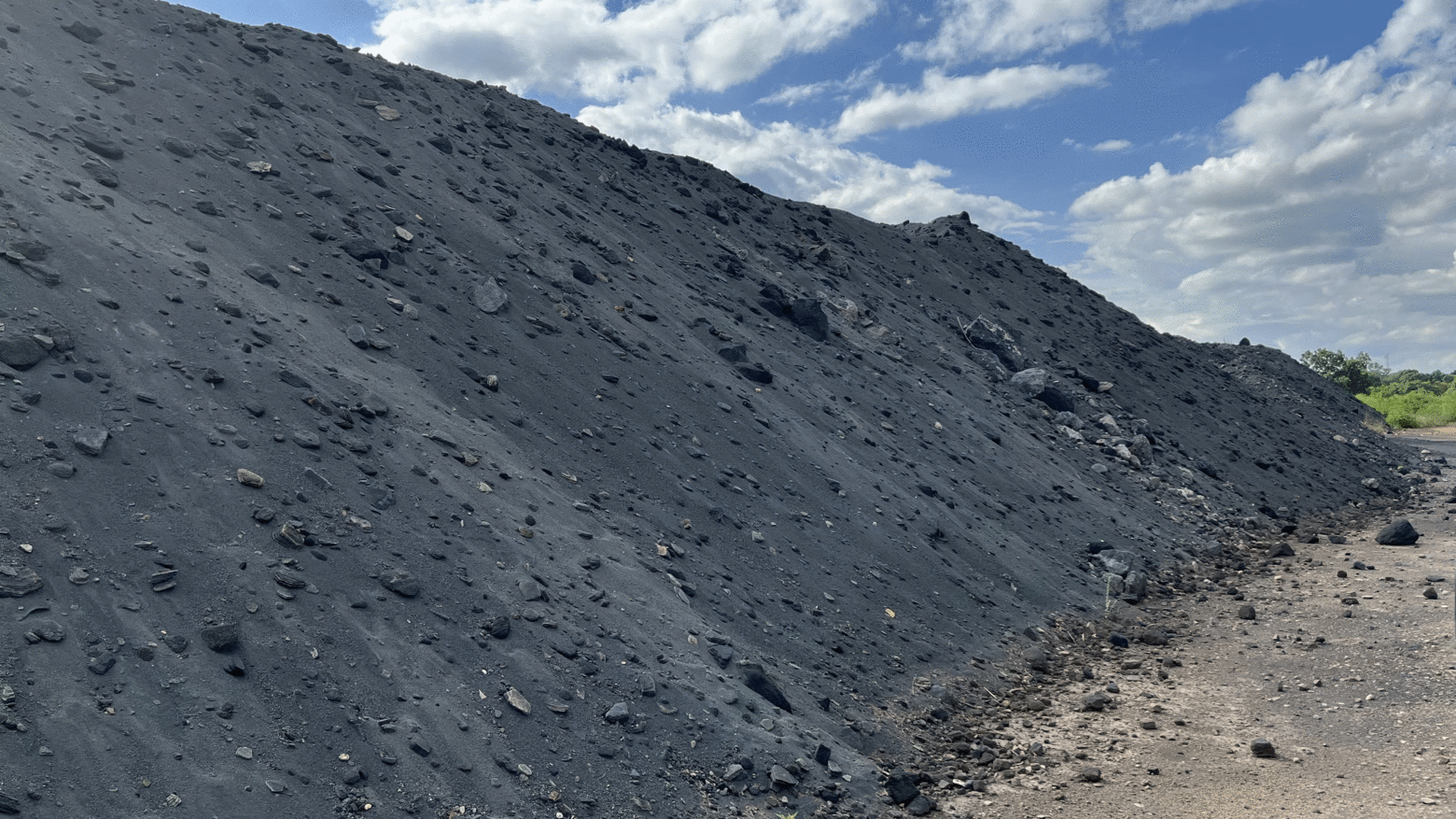 Bleihaltige Abbaurückstände am Straßenrand in der Nähe der ehemaligen Mine von Kabwe, Sambia. 