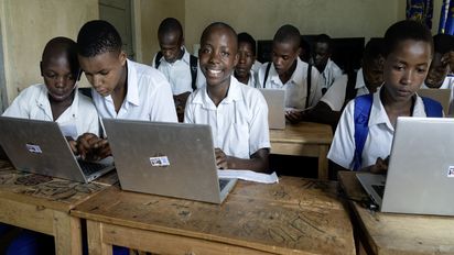 Schüler*innen an ihren Laptops in der Informatik-Klasse