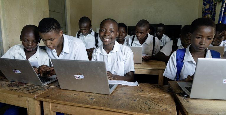 Schüler*innen an ihren Laptops in der Informatik-Klasse