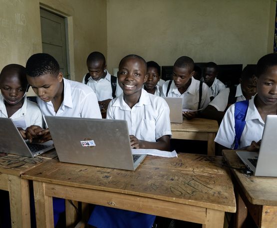 Schüler*innen an ihren Laptops in der Informatik-Klasse